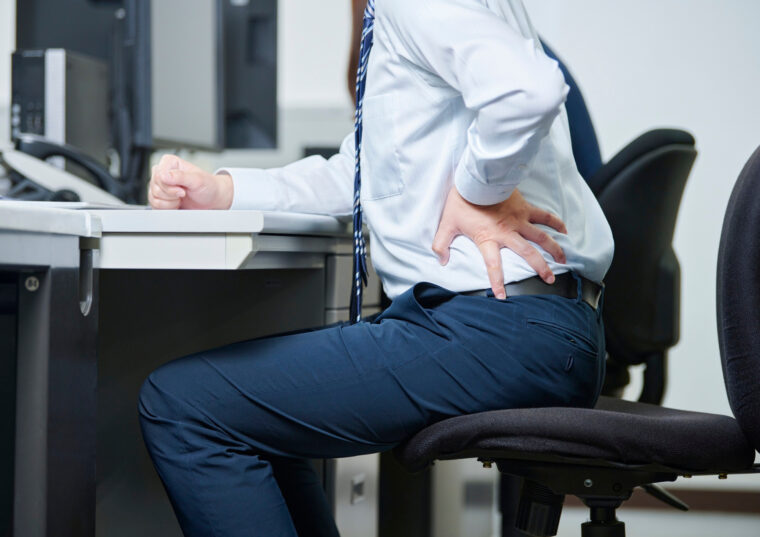 1日8時間座りっぱなしで腰が悲鳴⁉︎デスクワーク腰痛の対処法と予防法まとめ