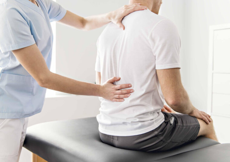 朝だけ腰が痛いのはなぜ？起きた直後にツラい腰痛の原因と対処法