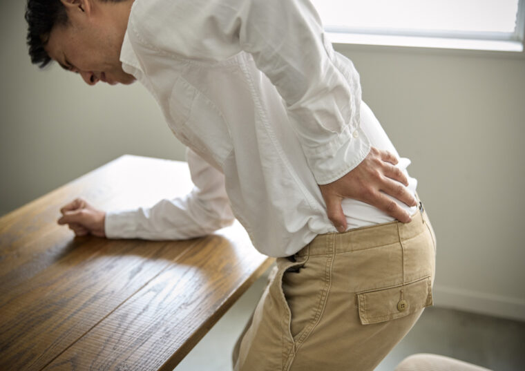 立ち上がるとき腰が痛い…その原因とは？繰り返さないための見直しポイント