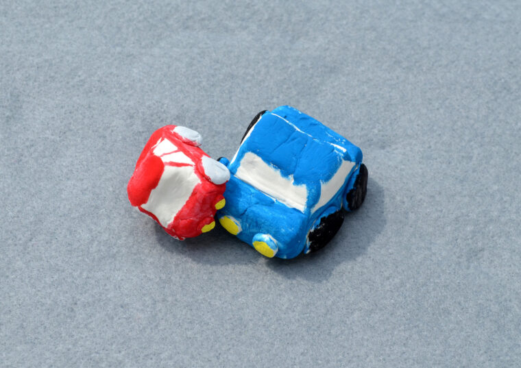 「事故直後は何ともなかったのに…」後からくる首の痛みと吐き気。ムチウチを放置するリスクと判断基準。