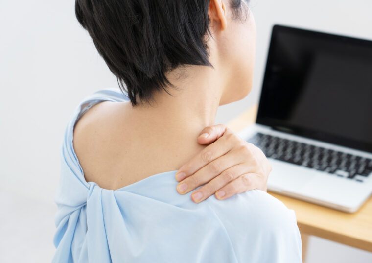 パソコン作業で首が痛い…そのまま我慢していませんか？原因と自宅でできる対処法をご紹介