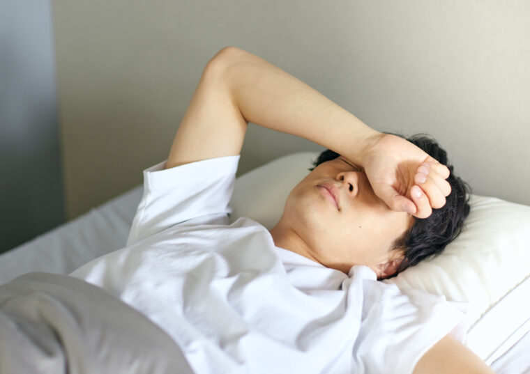 夜中に足がつるのはなぜ？寝ているときに起こる原因と予防法を解説